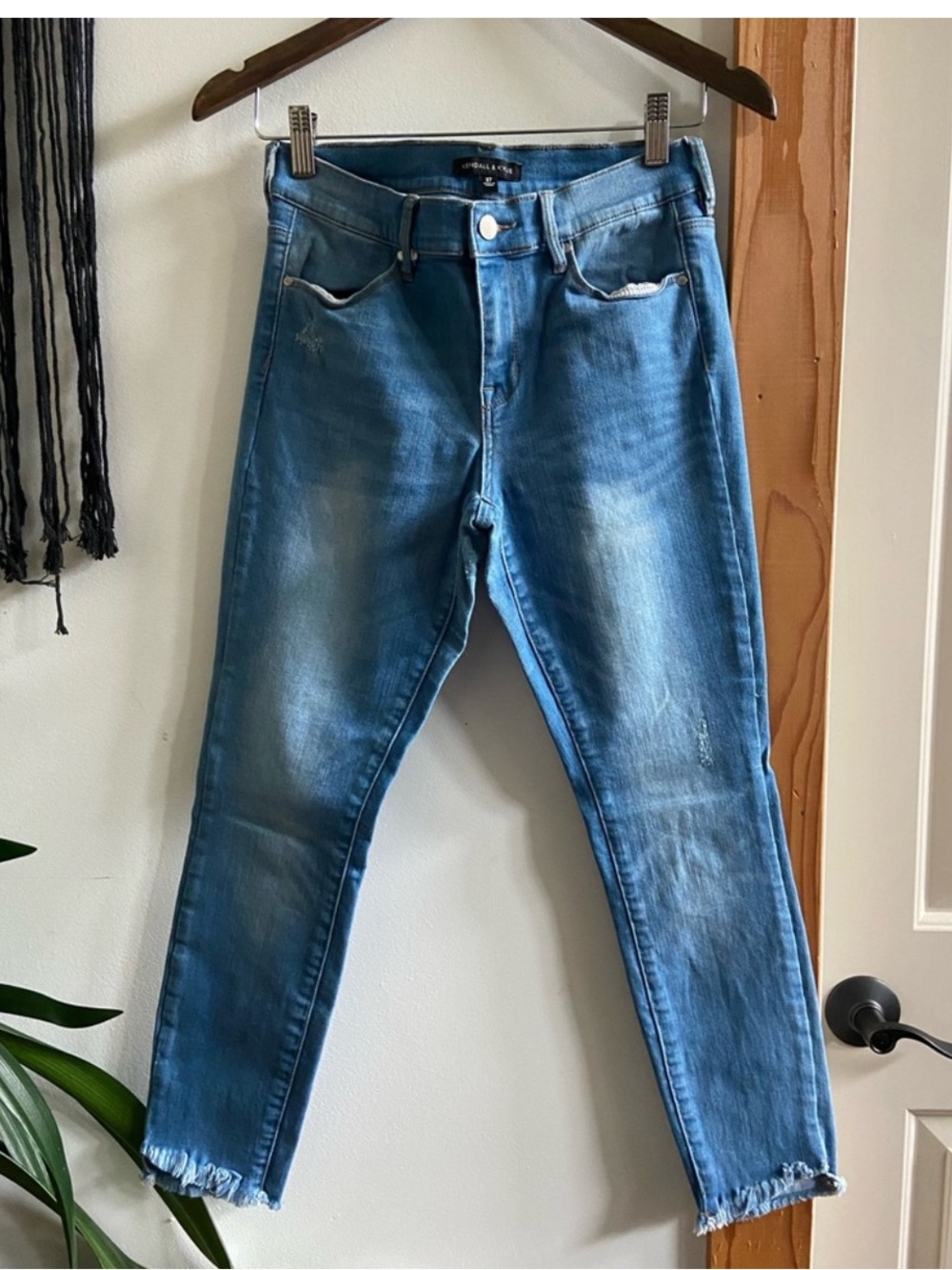 ☀️ Kendall & Kylie ☀️ medium wash cropped skinny jeans